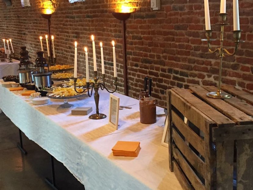 Buffet sucré pour événement, barbe à papa crêpes gaufre et pomme d'amour