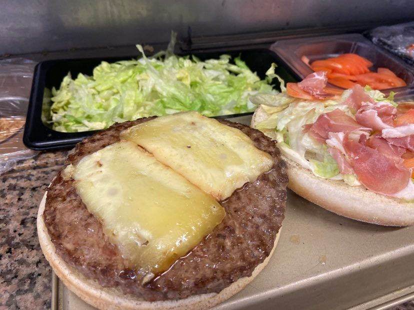 Burger maison préparé dans le food truck friterie