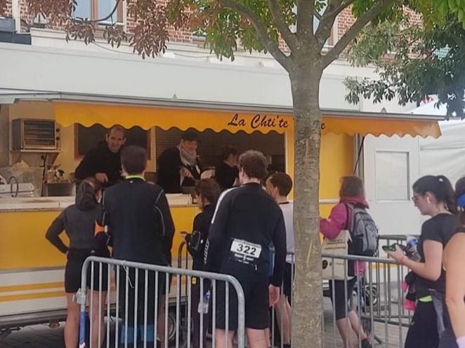 Le food truck jaune La Fringale de David en service lors d'un événement dans le Nord