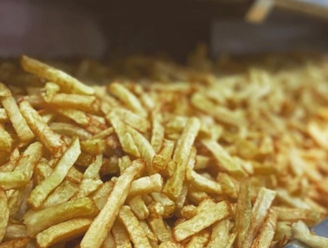 Frites fraîches préparées sur place par le food truck dans les Hauts-de-France
