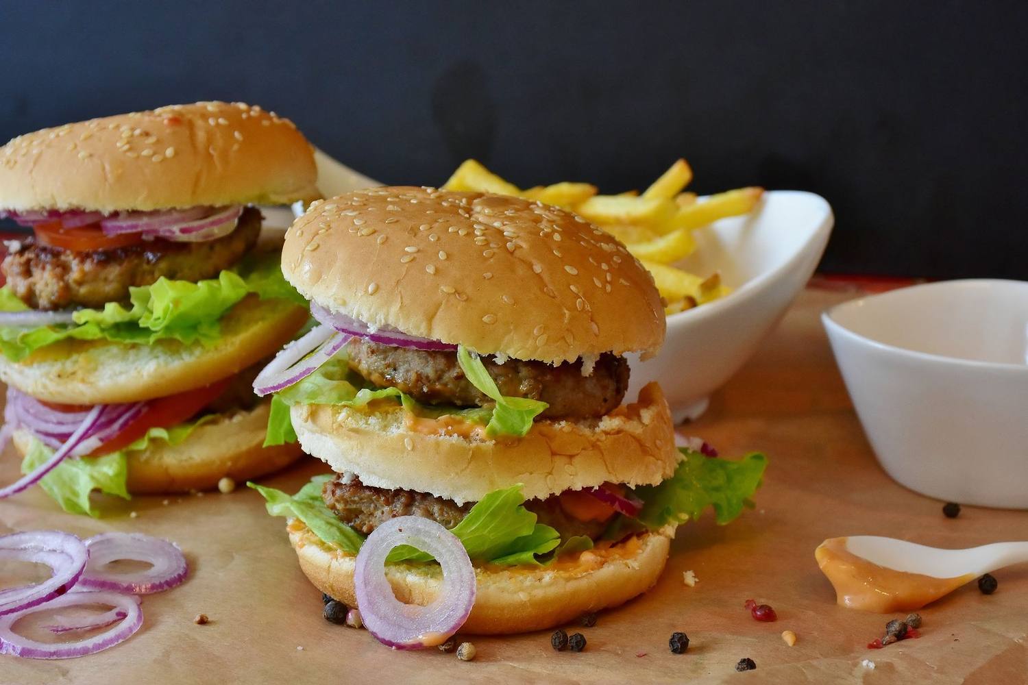 Burgers et frites préparés par le food truck La Fringale de David