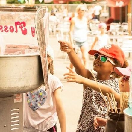 Enfants devant le stand barbe à papa lors d'une fête